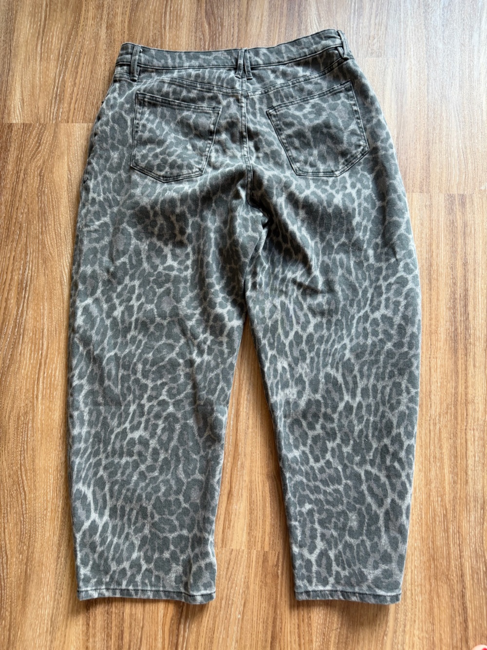 Good American Good Barrel Relaxed Grey Leopard Jeans - Picture 10 of 10